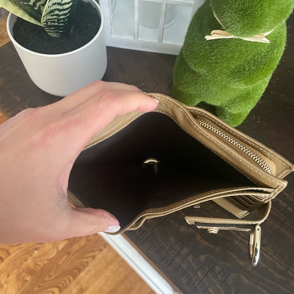 Gold Gucci bifold wallet ⭐️ - Picture 9 of 10